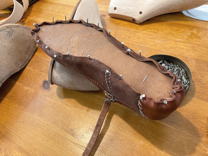 lederhandwerk-schuhe-sohle-nageln-800×600