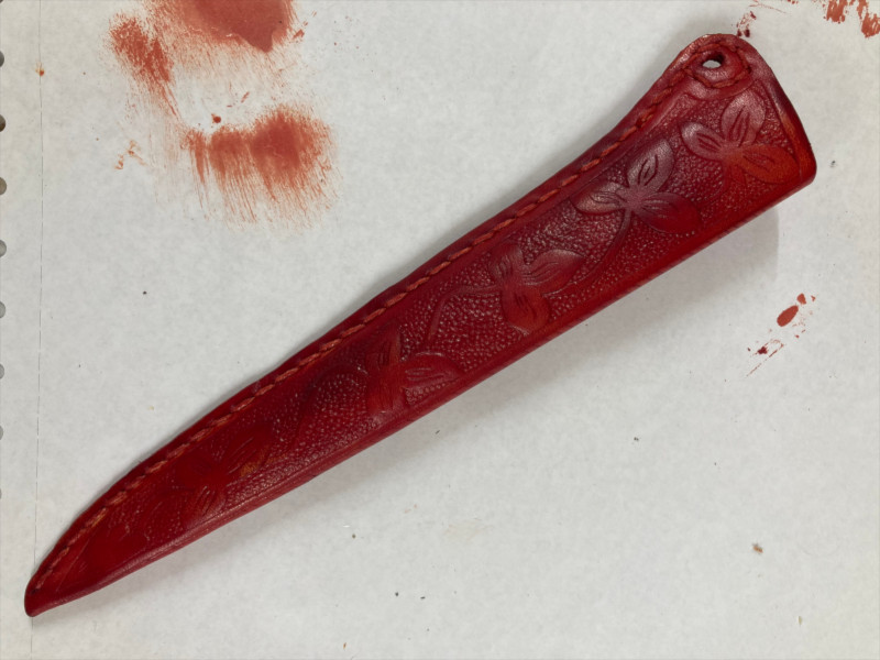 messerscheide-punziert-rot-gefaerbt-800×600