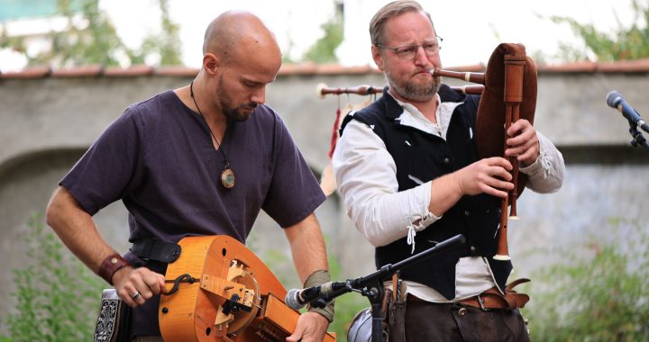 Musiker mit Leier und Dudelsack, die am Freudenfeuer Hall spielen