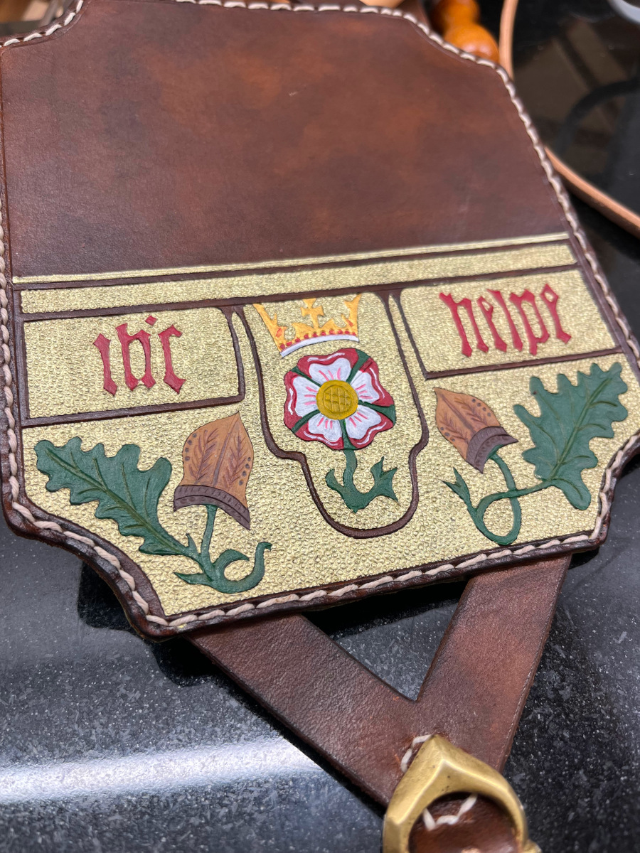 fertiger-armschutz-leder-punziert-bemalt-vernäht