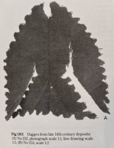 Wellenförmige oder gezackte Zatteln an einer Gugel – Verzierungstechnik des 14. Jahrhunderts