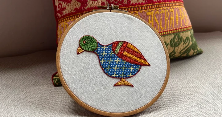Kleiner Vogel in mittelalterlichen Sticktechniken