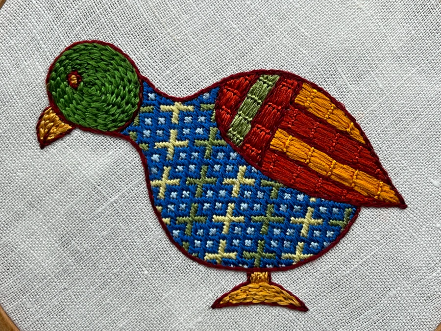 Fertiger Vogel in mittelalterlichen Sticktechniken
