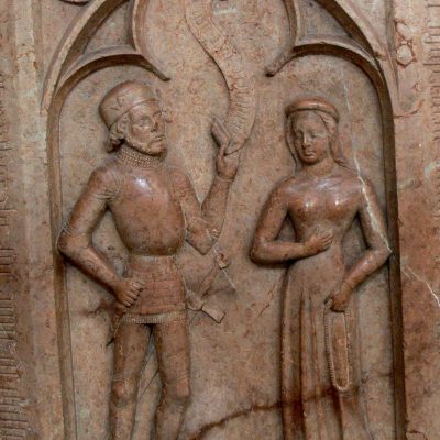 Geschlossener Paternoster mit Knochenringen auf dem Epitaph von Johann Kummersprucker und Anna von Kastelbark, Augustinerkirche Rattenberg, um 1390