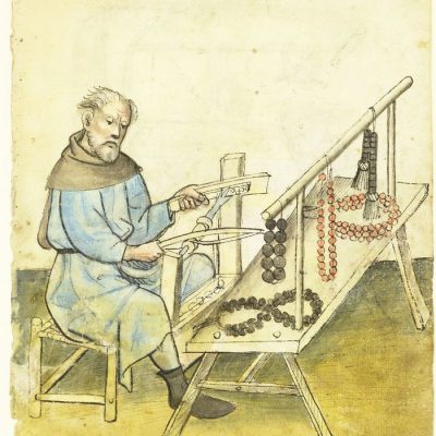 Darstellung eines Paternostermachers bei der Arbeit im Mendelschen Hausbuch, Nürnberg, um 1425 – Hans der Paternosterer bohrt Gebetsperlen auf seiner Werkbank