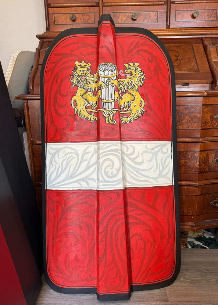 Handbemalte Pavese mit Haller Stadtwappen – zwei goldene Löwen mit Salzfass, Ei-Tempera auf Kreidegrund, gefertigt von Wappenwerk