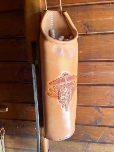 armbrust-bolzen-koecher-punziertes-leder